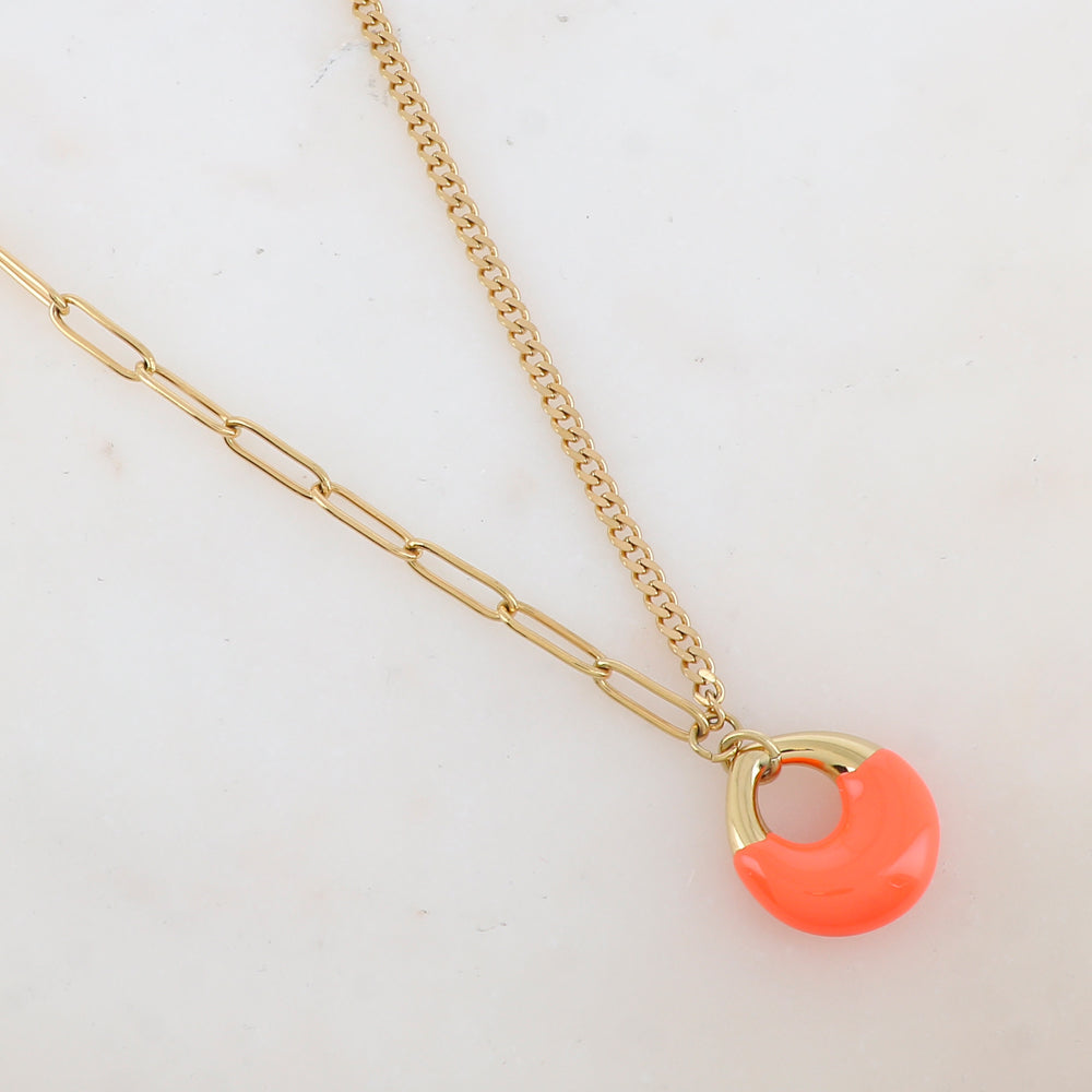 Collier en jeu de maille avec pendentif géométrique émaillé (44+7CM)