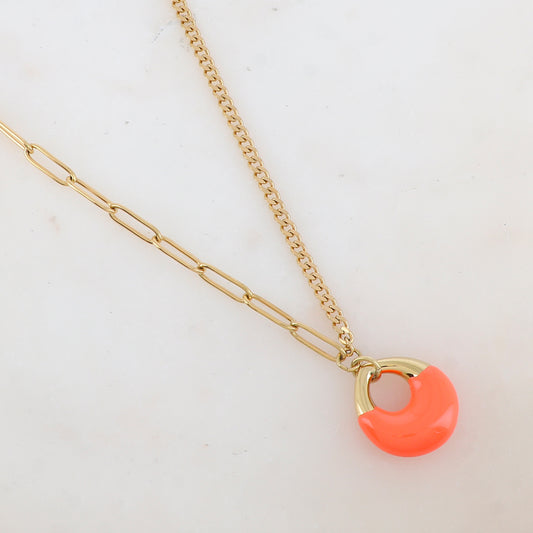 Collier en jeu de maille avec pendentif géométrique émaillé (44+7CM)