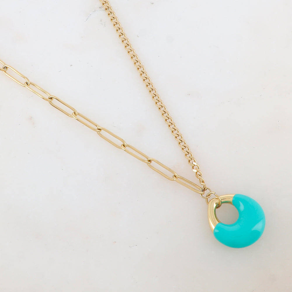 Collier en jeu de maille avec pendentif géométrique émaillé (44+7CM)