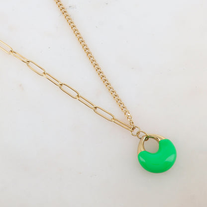 Collier en jeu de maille avec pendentif géométrique émaillé (44+7CM)