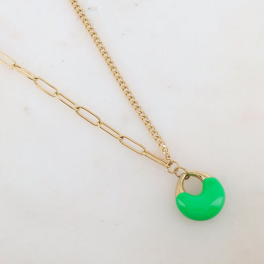 Collier en jeu de maille avec pendentif géométrique émaillé (44+7CM)