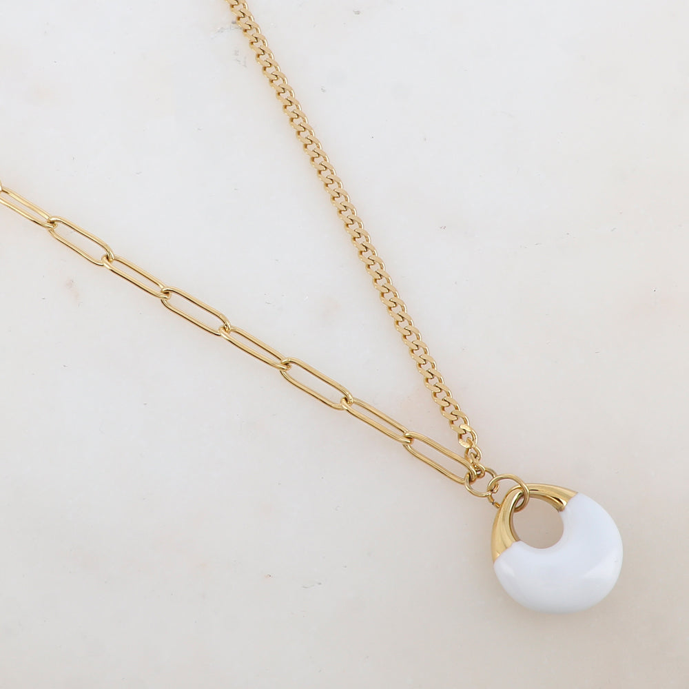 Collier en jeu de maille avec pendentif géométrique émaillé (44+7CM)
