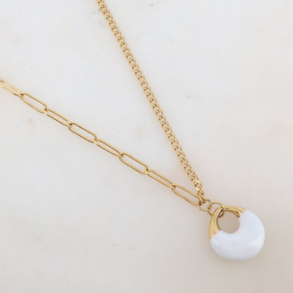Collier en jeu de maille avec pendentif géométrique émaillé (44+7CM)