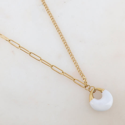 Collier en jeu de maille avec pendentif géométrique émaillé (44+7CM)