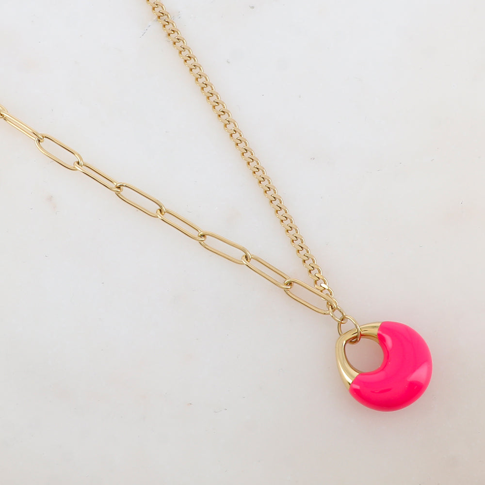 Collier en jeu de maille avec pendentif géométrique émaillé (44+7CM)