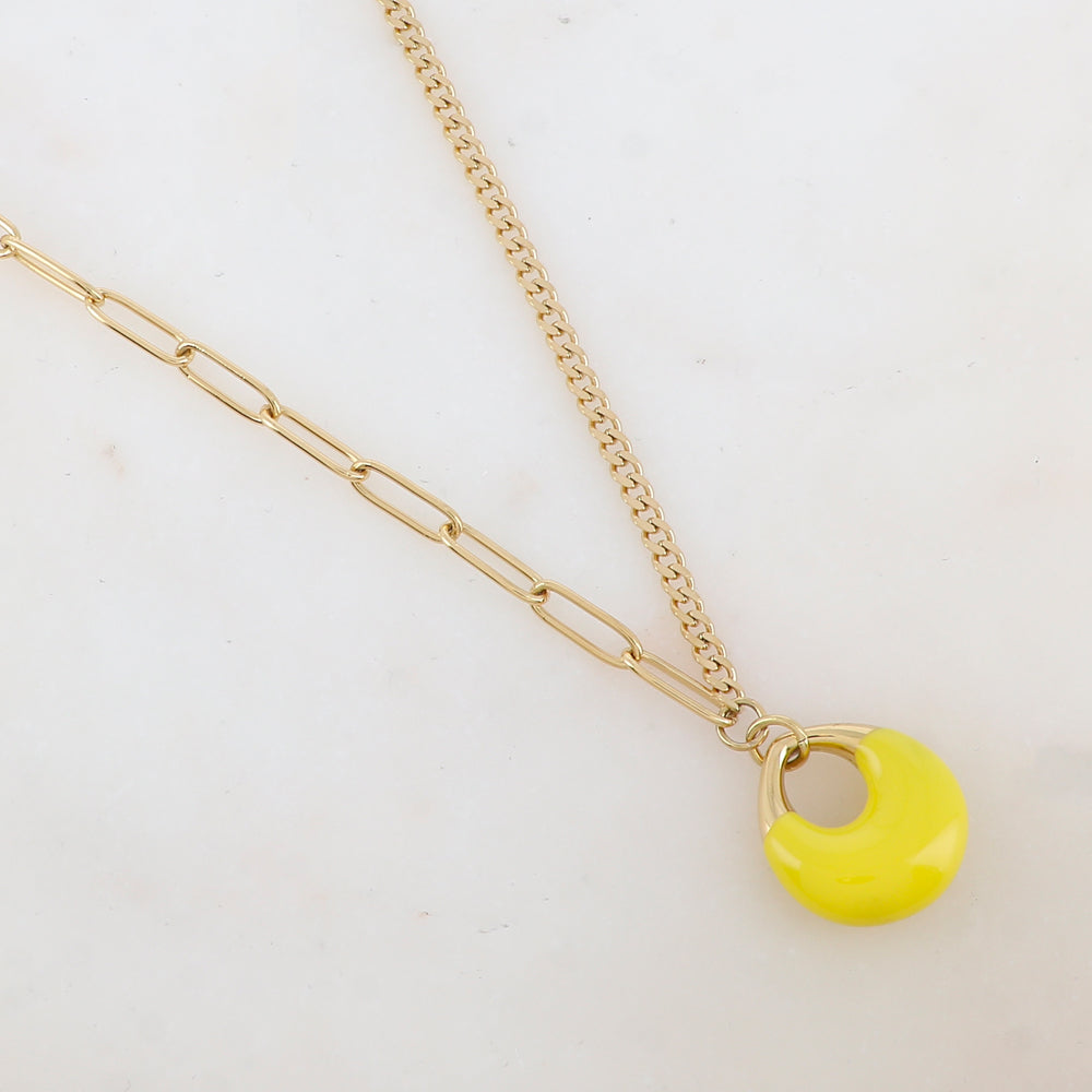 Collier en jeu de maille avec pendentif géométrique émaillé (44+7CM)