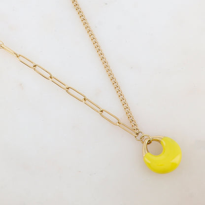 Collier en jeu de maille avec pendentif géométrique émaillé (44+7CM)