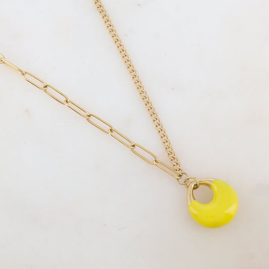 Collier en jeu de maille avec pendentif géométrique émaillé (44+7CM)