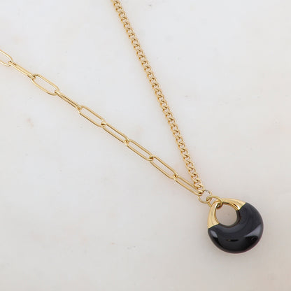 Collier en jeu de maille avec pendentif géométrique émaillé (44+7CM)