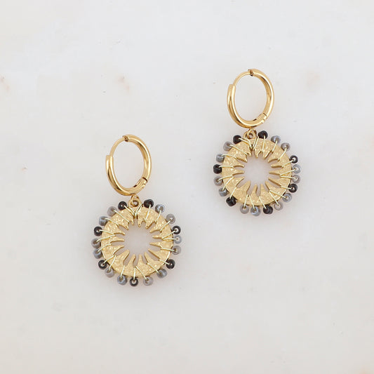 Créoles avec pièce ronde ajourée et perles de rocaille 1,7 x 3 CM.