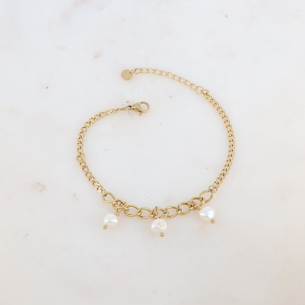 Bracelet en jeu de maille embelli de 3 perles d'eau douce