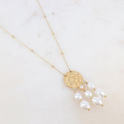 Sautoir avec pendentif rond martelé, 2 strass, 7 perles en résine imitation perle d'eau douce (85+5CM)
