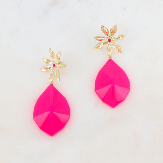 B.O à puce avec fleur, strass, pendant géométrique en résine 3 x 8 cm.