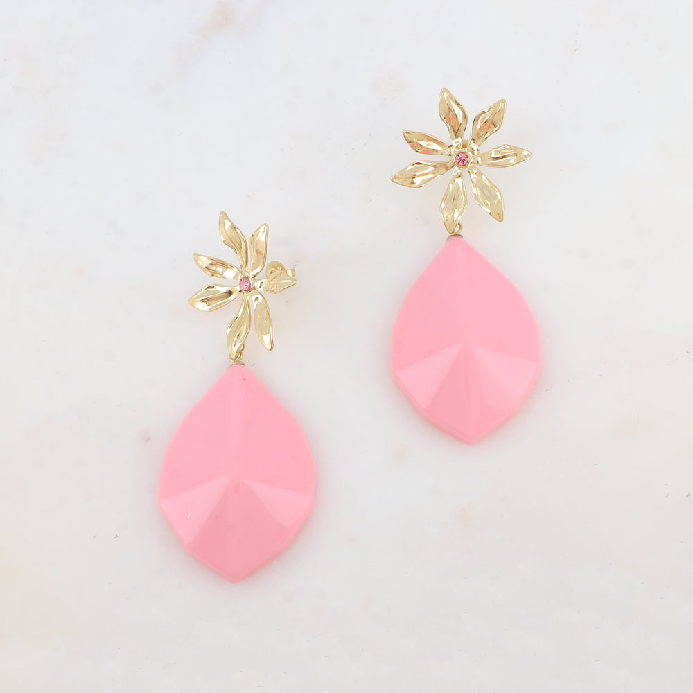B.O à puce avec fleur, strass, pendant géométrique en résine 3 x 8 cm.