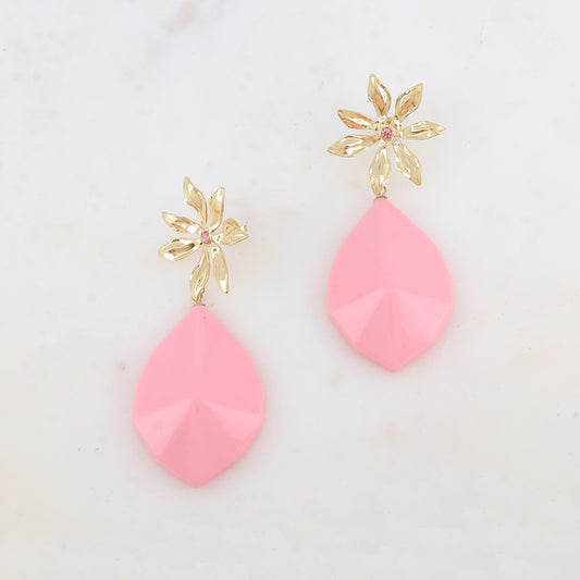 B.O à puce avec fleur, strass, pendant géométrique en résine 3 x 8 cm.