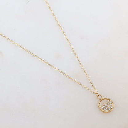 Collier doré composé d'un pendentif noir et de strass blancs 40+5 cm