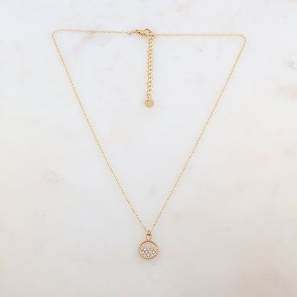Collier doré composé d'un pendentif noir et de strass blancs 40+5 cm