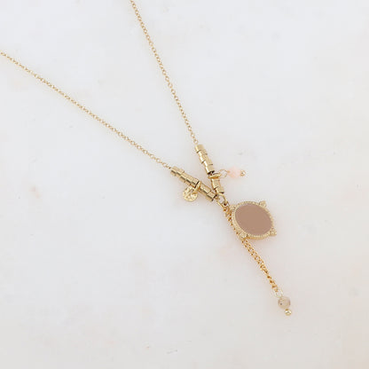 Collier avec pendentif ovale émaillé, chaîne, perles, petite pampille ronde et petites rondelles en acier (40+5CM)