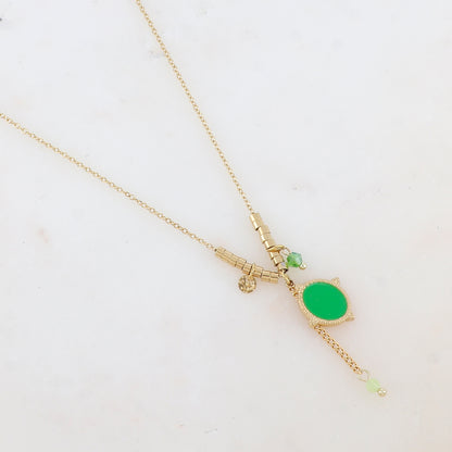 Collier avec pendentif ovale émaillé, chaîne, perles, petite pampille ronde et petites rondelles en acier (40+5CM)