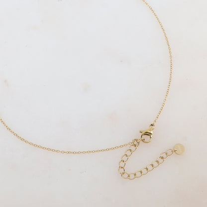 Collier avec pendentif ovale émaillé, chaîne, perles, petite pampille ronde et petites rondelles en acier (40+5CM)