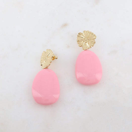 B.O à puce avec pièce à motif fleur et pendant en résine 2,7 x 5,5 cm.