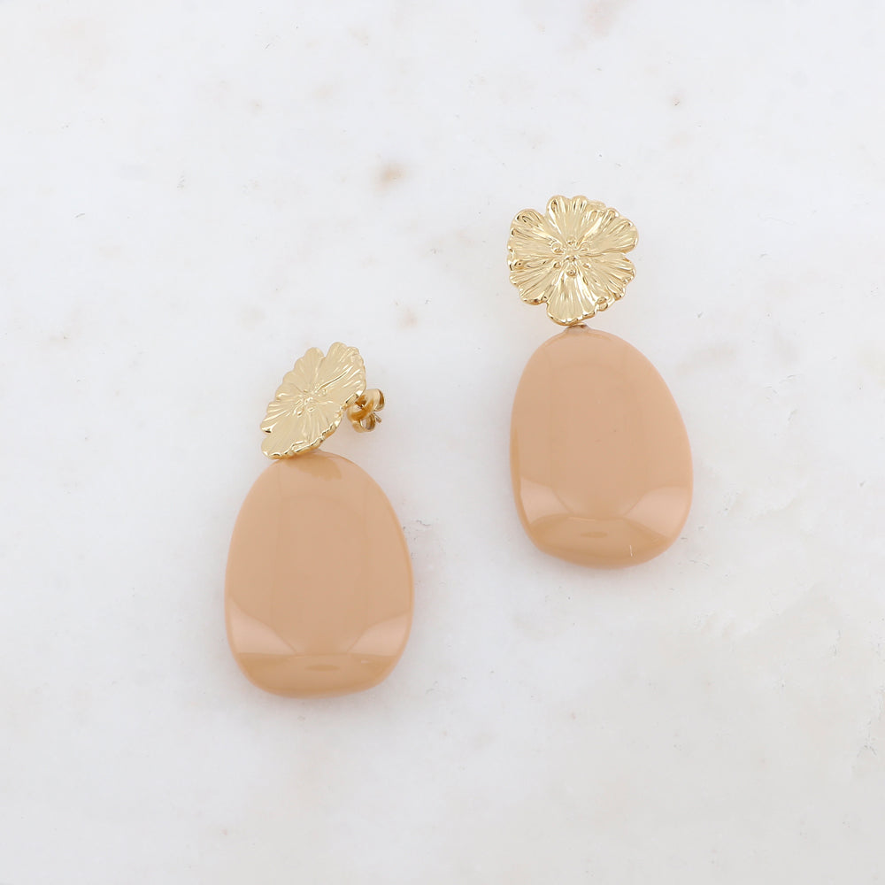 B.O à puce avec pièce à motif fleur et pendant en résine 2,7 x 5,5 cm.