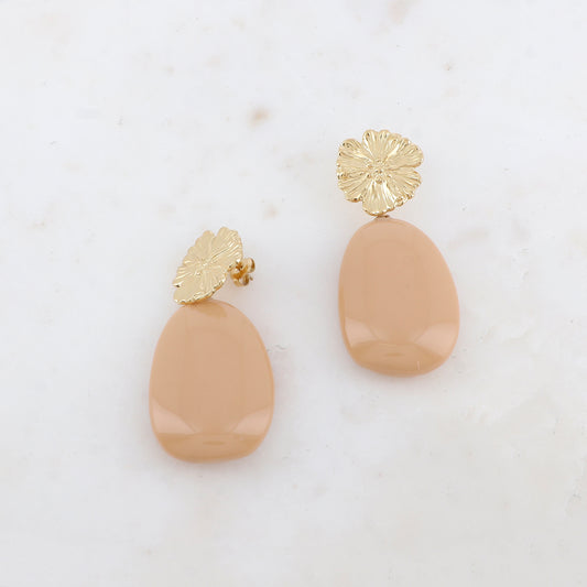 B.O à puce avec pièce à motif fleur et pendant en résine 2,7 x 5,5 cm.