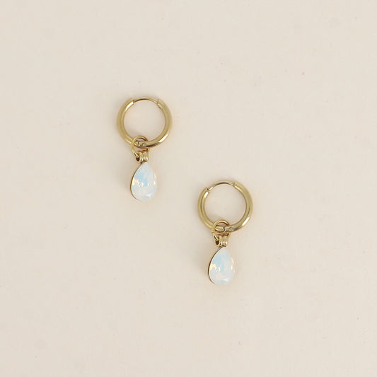 Créoles ornées de cristaux de Swarovski® en forme de gouttes - Dimensions de la créole : 13 x 13 x 2 mm - Dimensions de la boucle : 7 x 27 mm - Dimensions du cristal : 7 x 10 mm - White opal