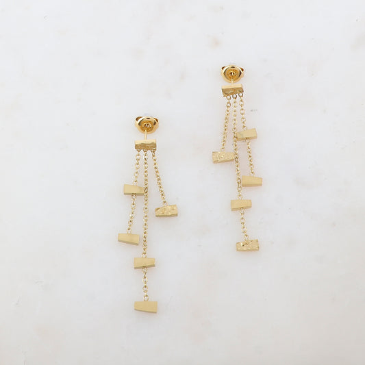 B.O à puce avec 3 chaînes tombantes, pampilles géométriques lisses et martelées 4,9 cm.