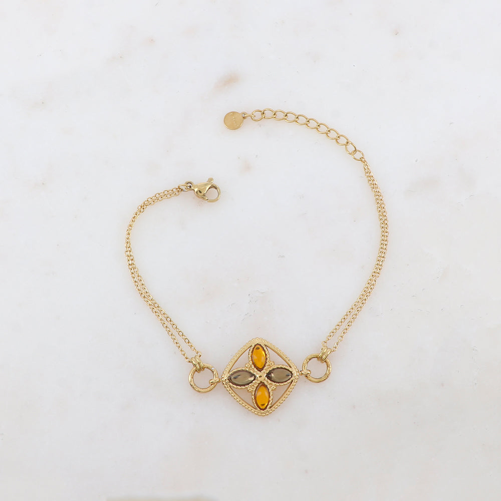 Bracelet avec deux anneaux ronds, un anneau carré et quatre pâtes de verre ovales