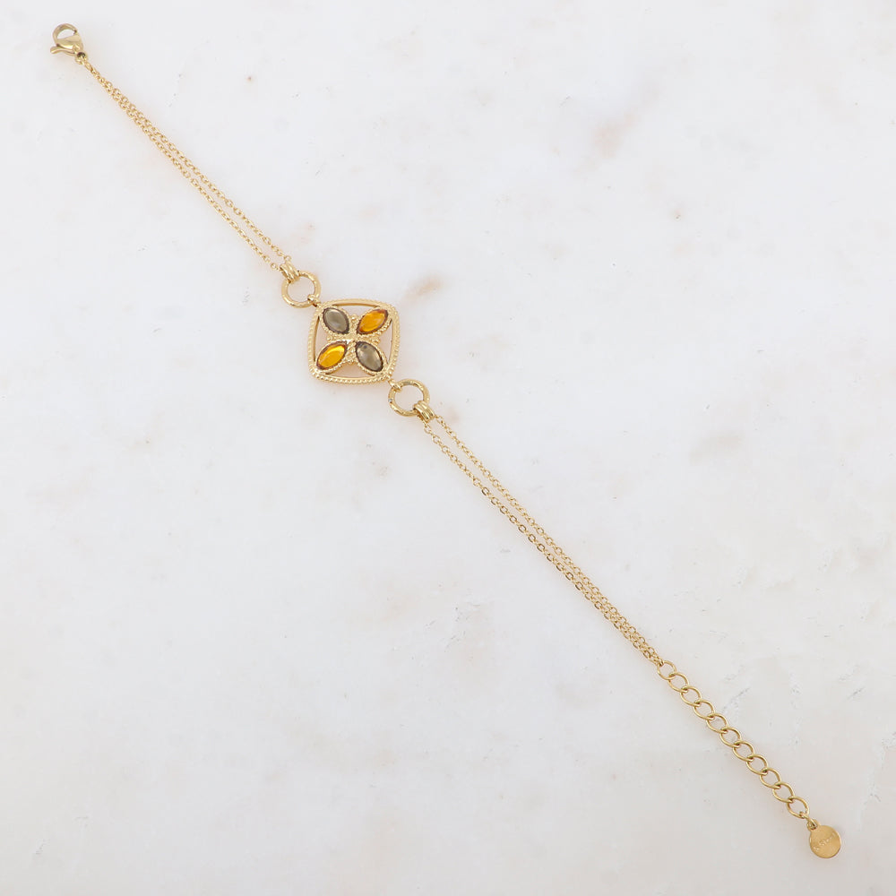 Bracelet avec deux anneaux ronds, un anneau carré et quatre pâtes de verre ovales