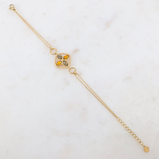 Bracelet avec deux anneaux ronds, un anneau carré et quatre pâtes de verre ovales