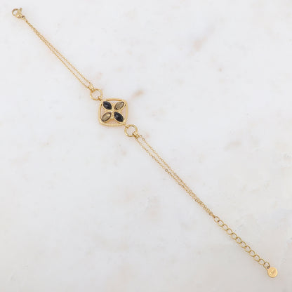 Bracelet avec deux anneaux ronds, un anneau carré et quatre pâtes de verre ovales