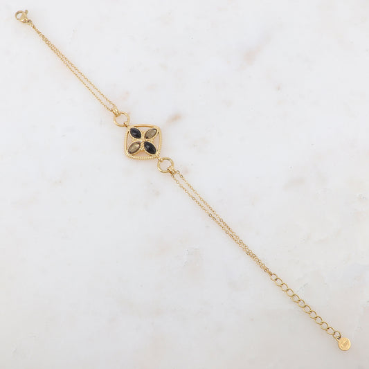 Bracelet avec deux anneaux ronds, un anneau carré et quatre pâtes de verre ovales