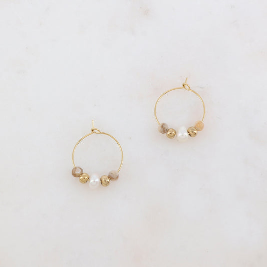 Créoles avec pierres naturelles et perle d'eau douce 1,5 x 1,7 cm.