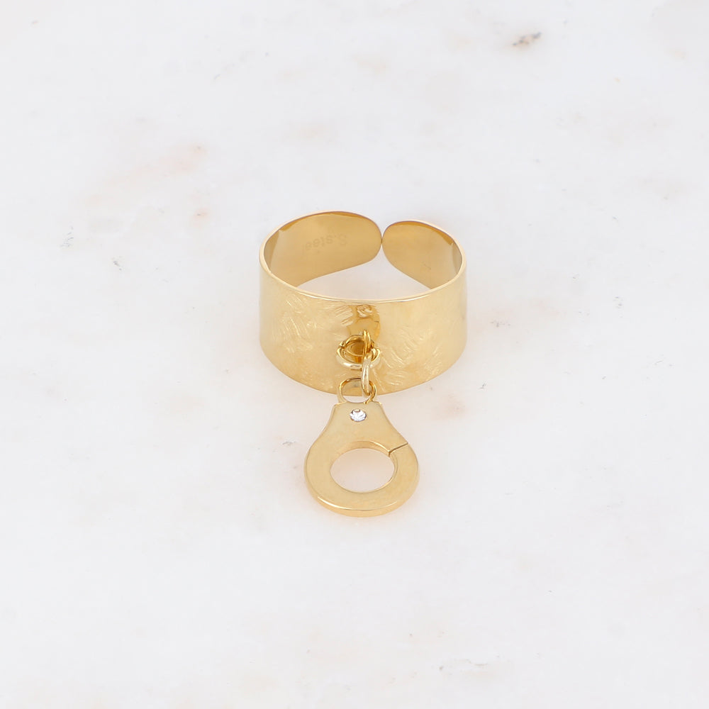 Bague avec pampille menotte et strass