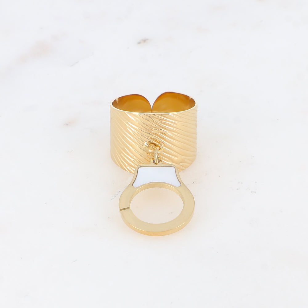 Bague avec pampille en forme de menotte ornée de nacre