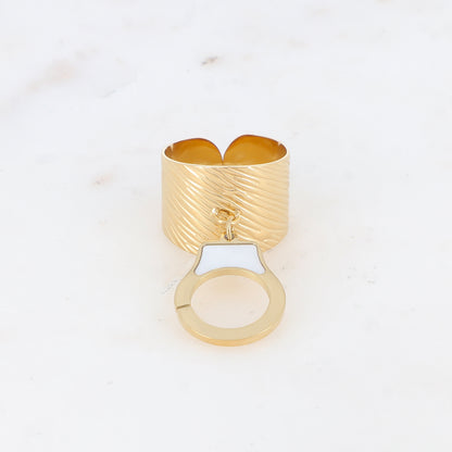 Bague avec pampille en forme de menotte ornée de nacre