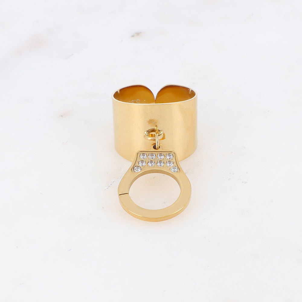 Bague lisse avec pampille en forme de menotte ornée de strass - Blanc