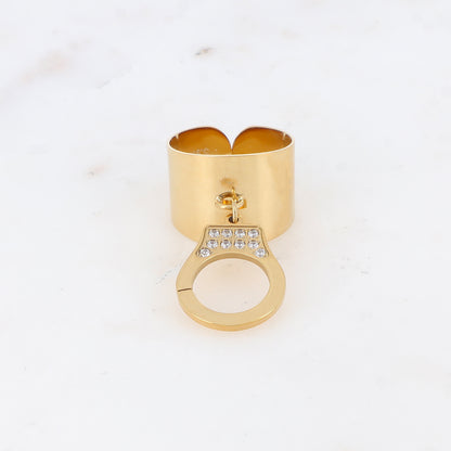 Bague lisse avec pampille en forme de menotte ornée de strass - Blanc