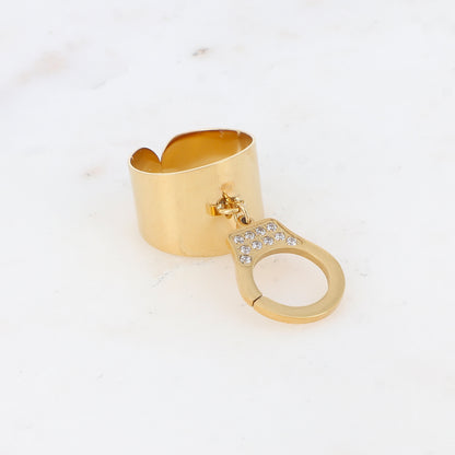Bague lisse avec pampille en forme de menotte ornée de strass - Blanc