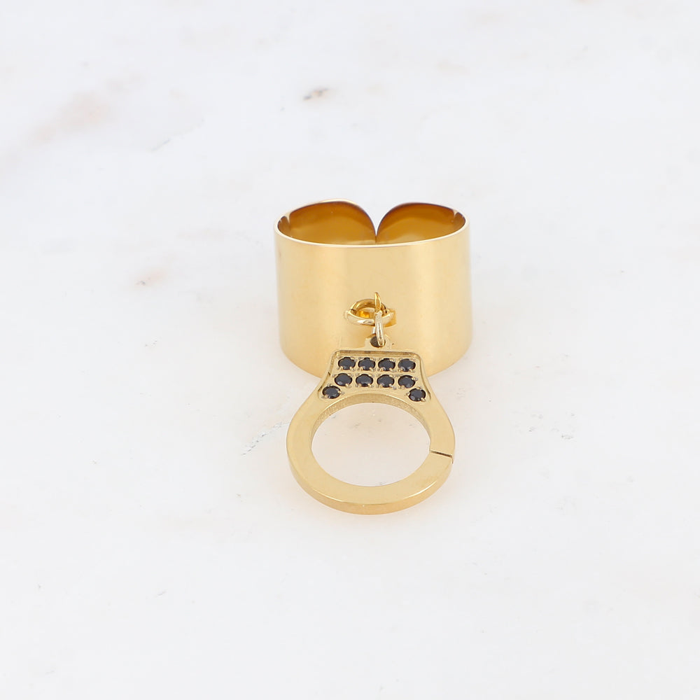 Bague lisse avec pampille en forme de menotte ornée de strass - Noir