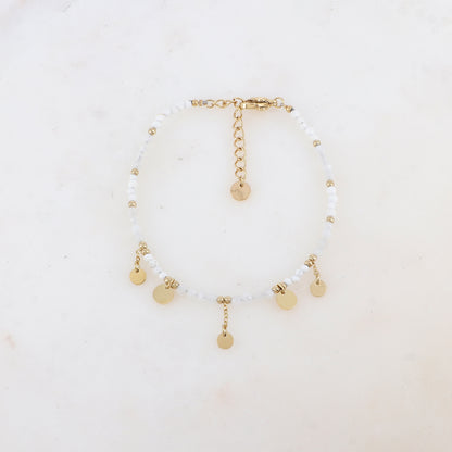 Bracelet avec chaînes, pampilles rondes lisses, perles dorées et pierres naturelles