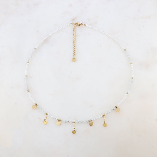 Collier avec chaînes, pampilles rondes lisses, perles dorées et pierre naturelle (39+7CM)