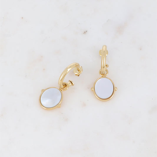 Créoles avec pendant ovale serti d'une nacre 1,7 x 3,7 cm.