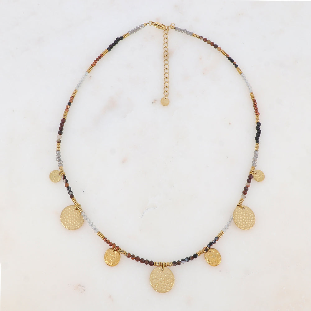 Collier avec pierre naturelle, pâtes de verre et pastilles martelées (39+5CM)