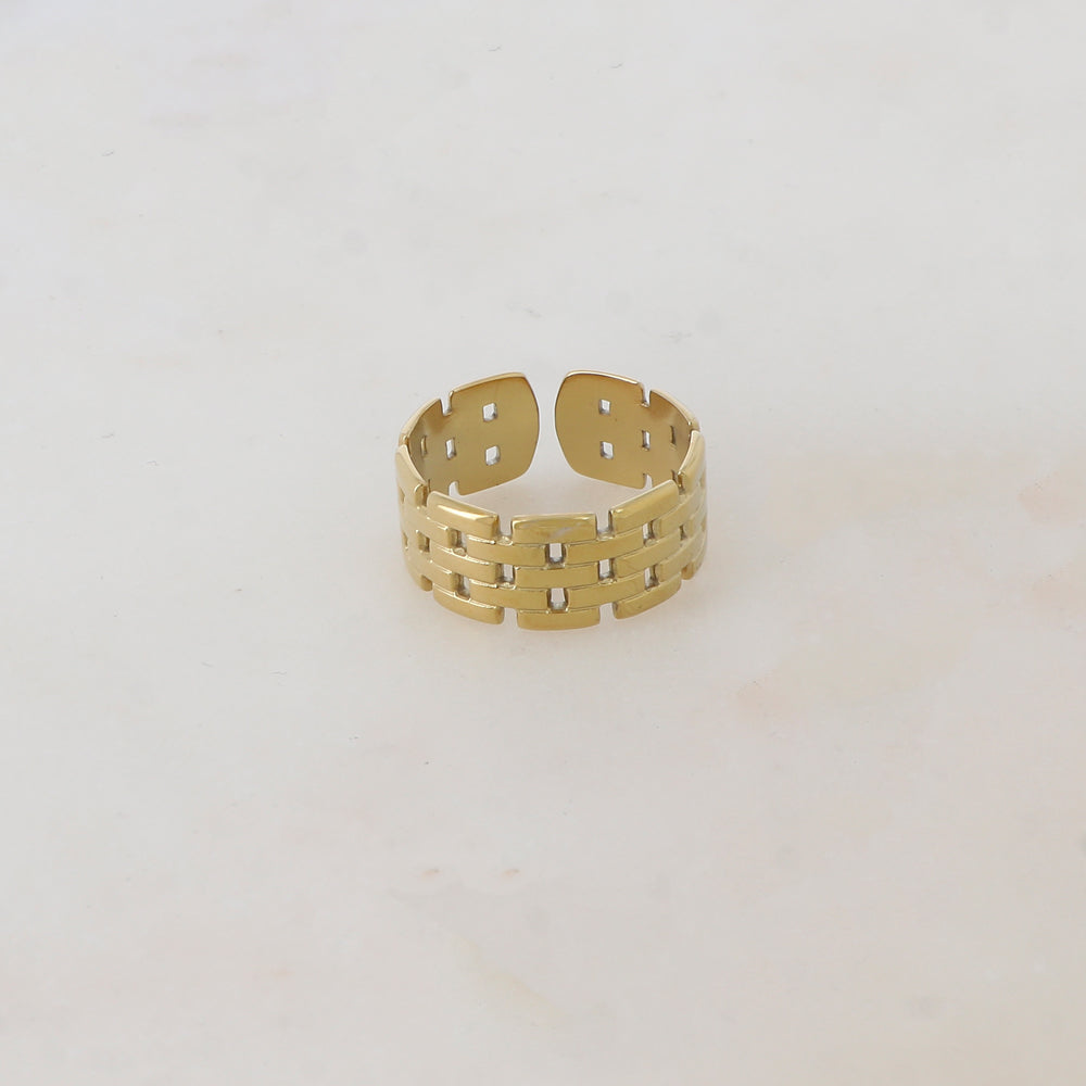 Bague ajourée de façon géométrique et graphique