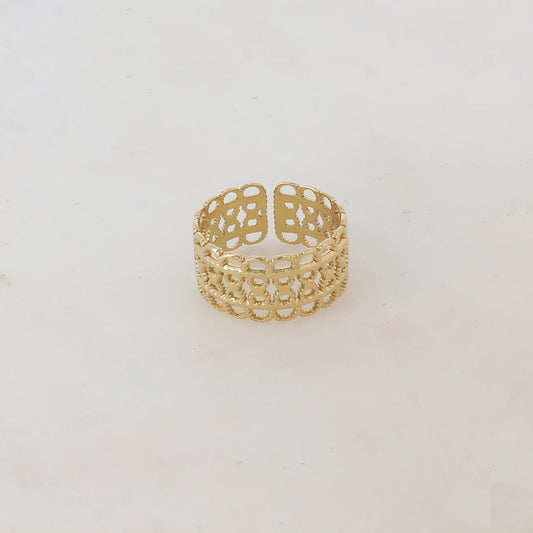 Bague ajourée de façon géométrique et graphique