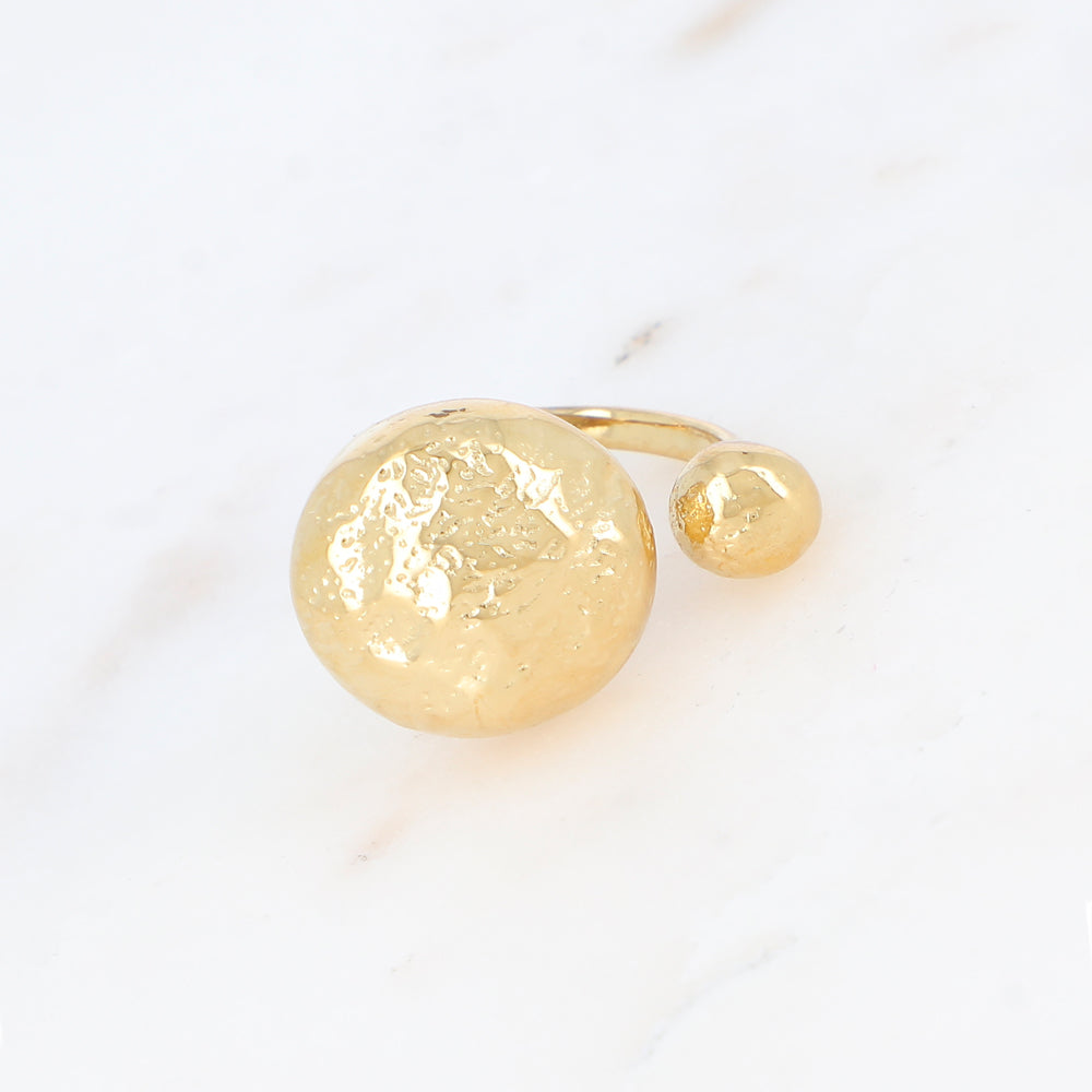 Bague avec deux pièces martelées rondes