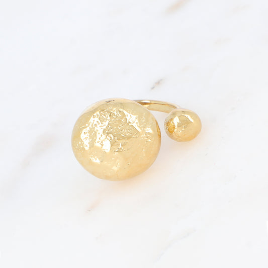 Bague avec deux pièces martelées rondes